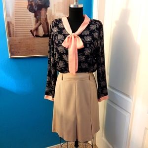 GUC HAYDEN black poly-crepe paisley floral blouse + apricot pussybow, size: L